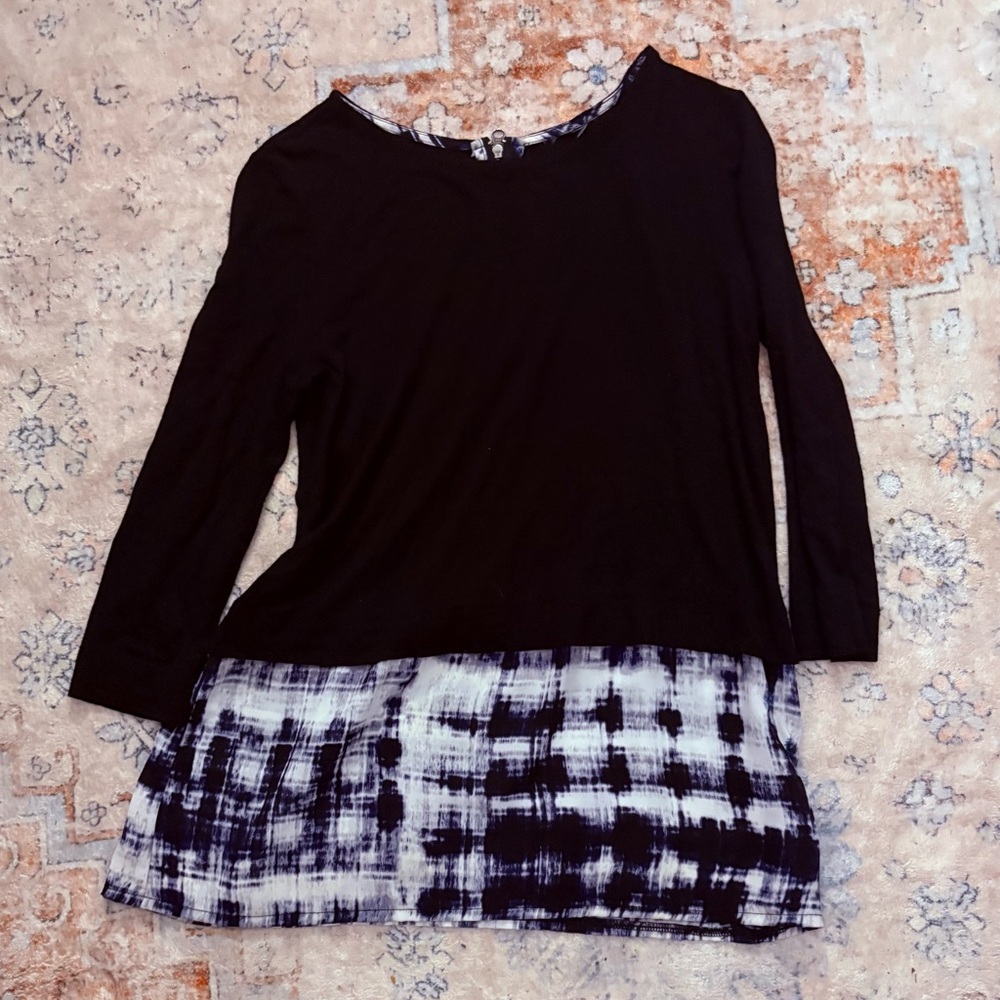 🖲️ Stylish Black and White Women's Top 🖲️